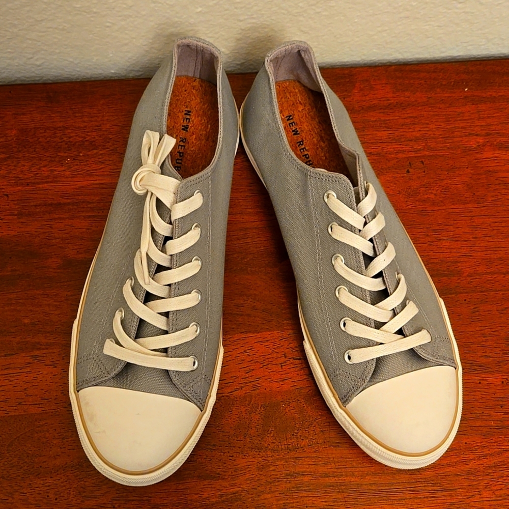 Men's tennis shoes, New Republic Size 11 Gray Color